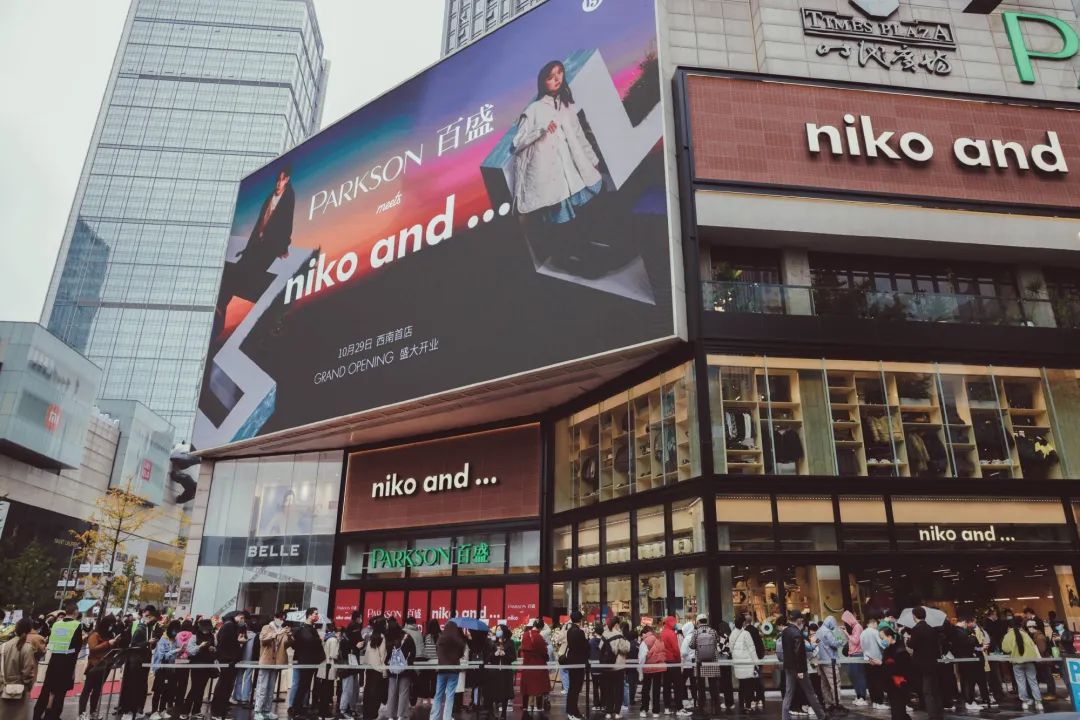 kurO 狐狸精吸引了观众，小伞的飞机造成了巨大的伤害， Leyan 的队伍赢得了胜利